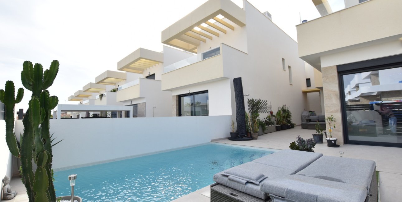 Resale - Villa -
Los Montesinos - La Herrada