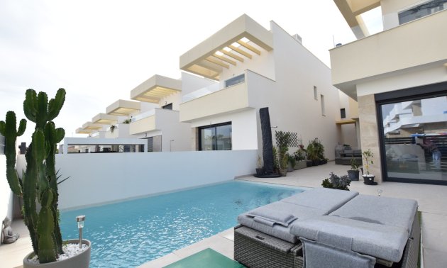 Resale - Villa -
Los Montesinos - La Herrada