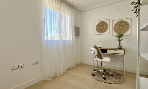 Resale - Apartment / flat -
Torrevieja - Torrevieja - Centre