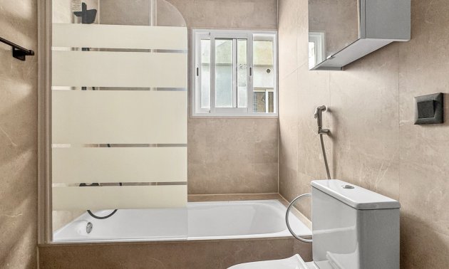 Resale - Apartment / flat -
Torrevieja - Torrevieja - Centre