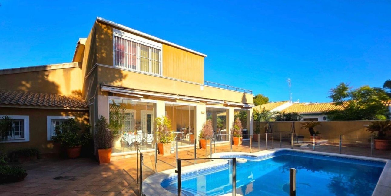 Resale - Villa -
Dehesa de campoamor - Campoamor