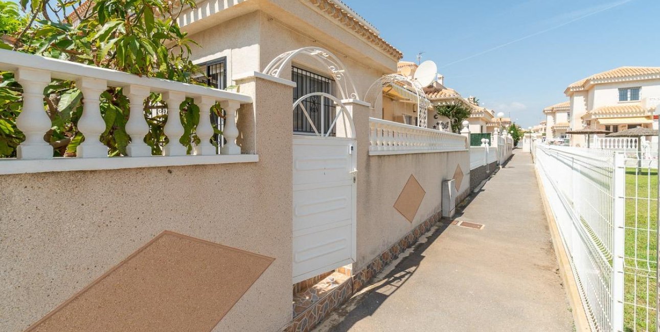 Resale - Villa -
Orihuela Costa - Playa Flamenca