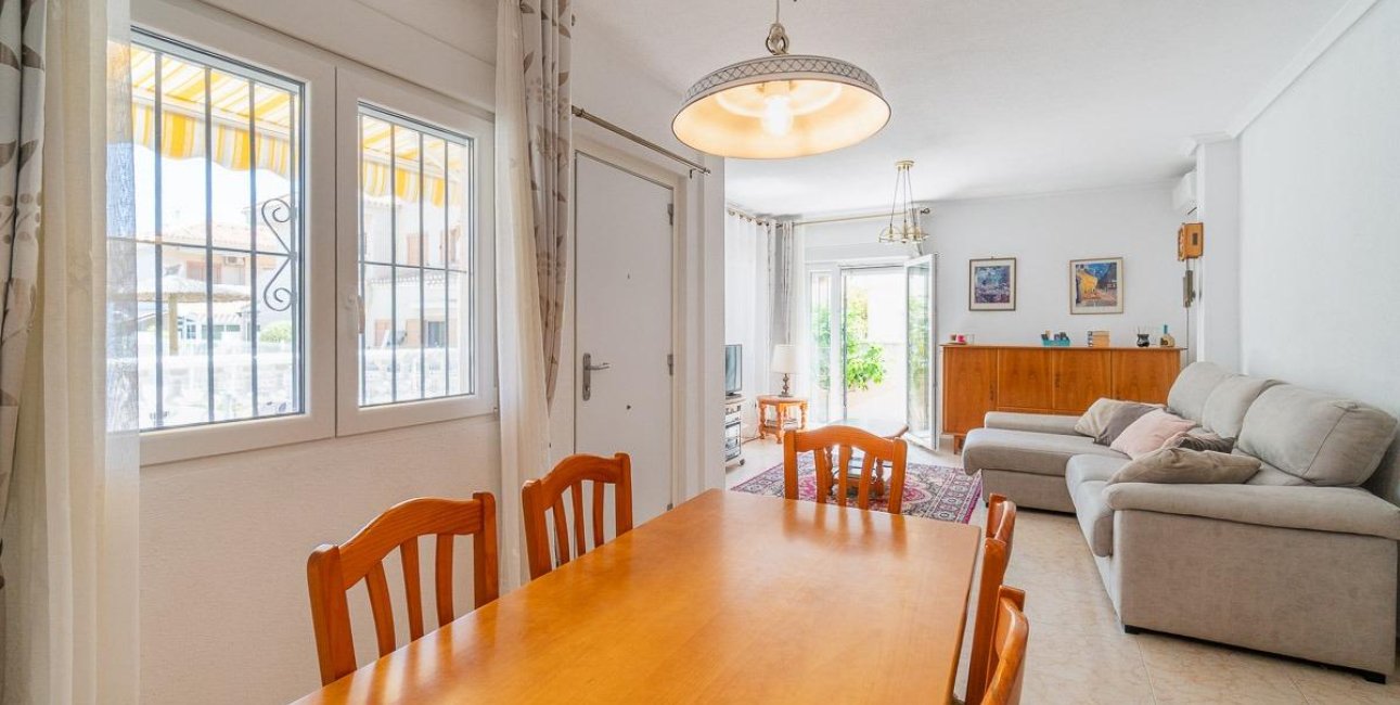 Resale - Villa -
Orihuela Costa - Playa Flamenca