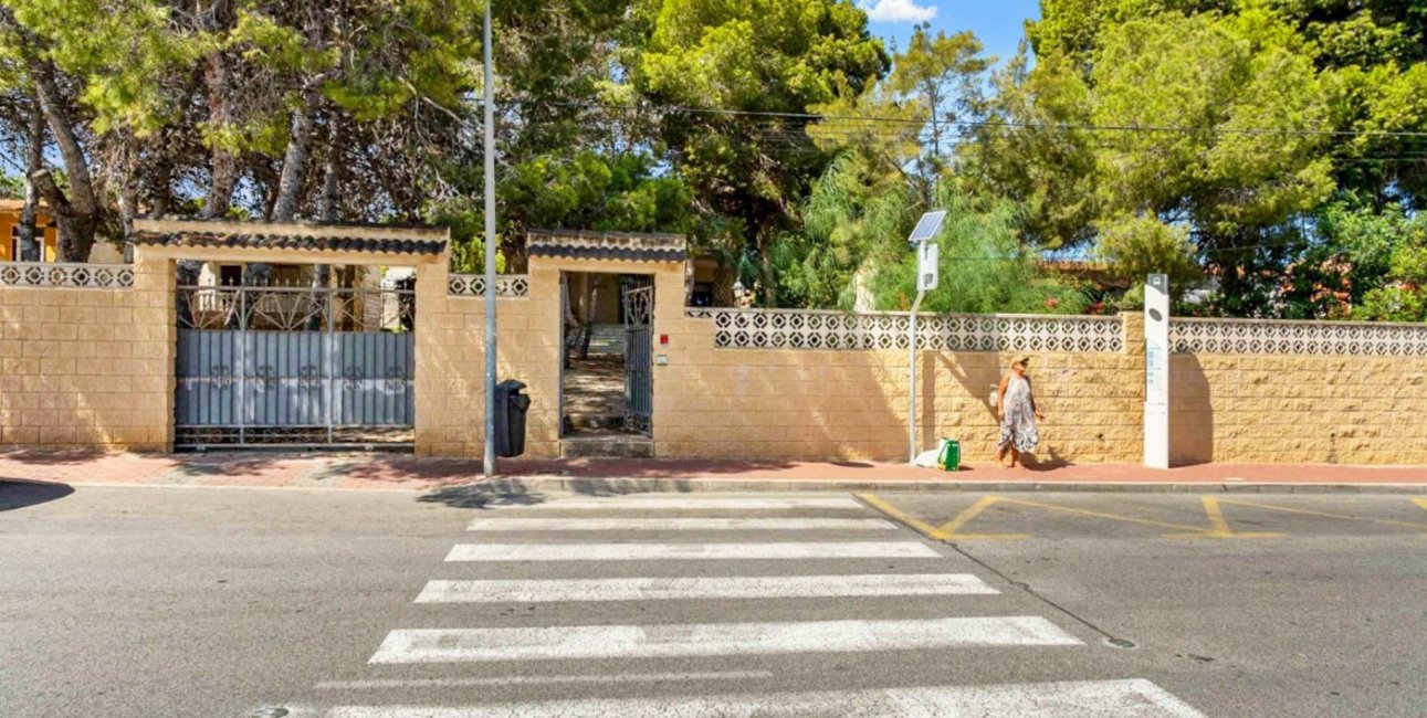 Resale - Villa -
Orihuela Costa - Los Balcones