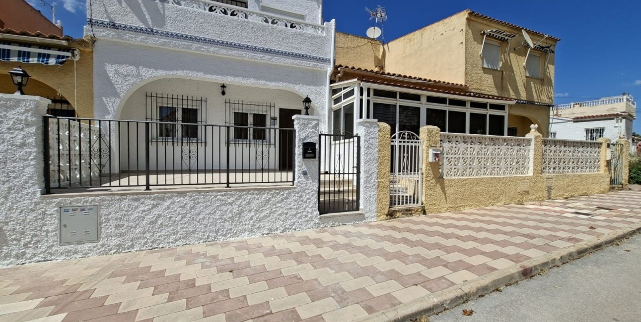 Resale - Townhouse -
La Marina - La Marina - Urbanization
