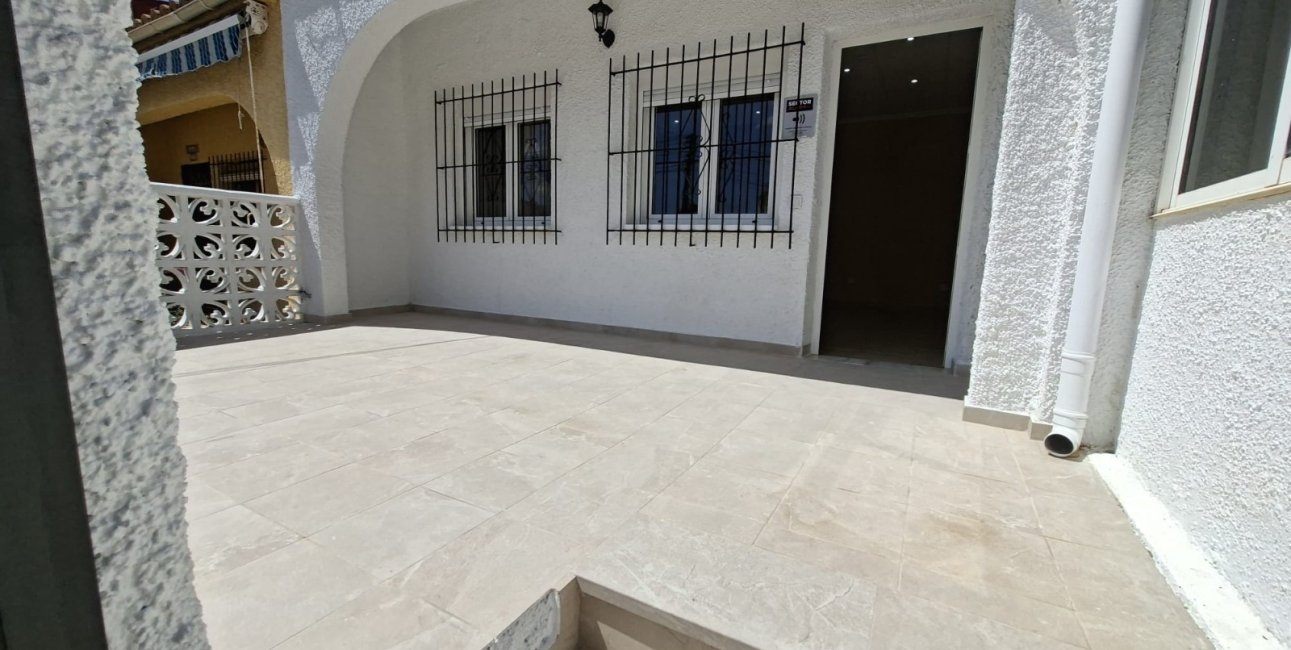 Resale - Townhouse -
La Marina - La Marina - Urbanization