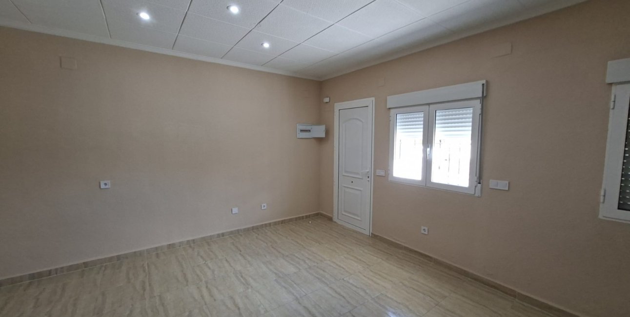 Resale - Townhouse -
La Marina - La Marina - Urbanization