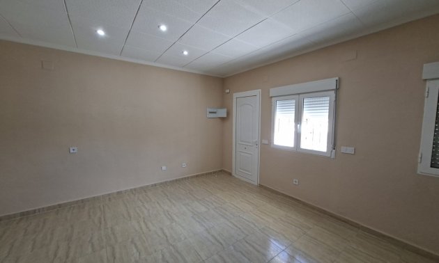 Resale - Townhouse -
La Marina - La Marina - Urbanization