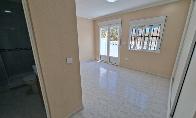 Resale - Townhouse -
La Marina - La Marina - Urbanization