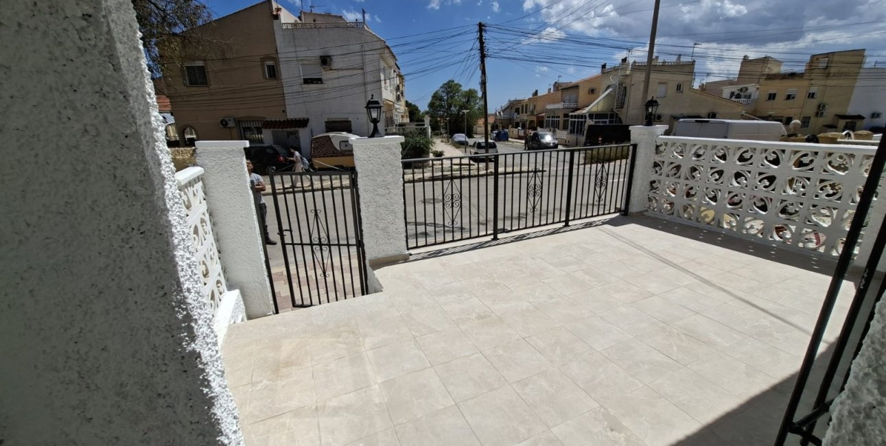 Resale - Townhouse -
La Marina - La Marina - Urbanization