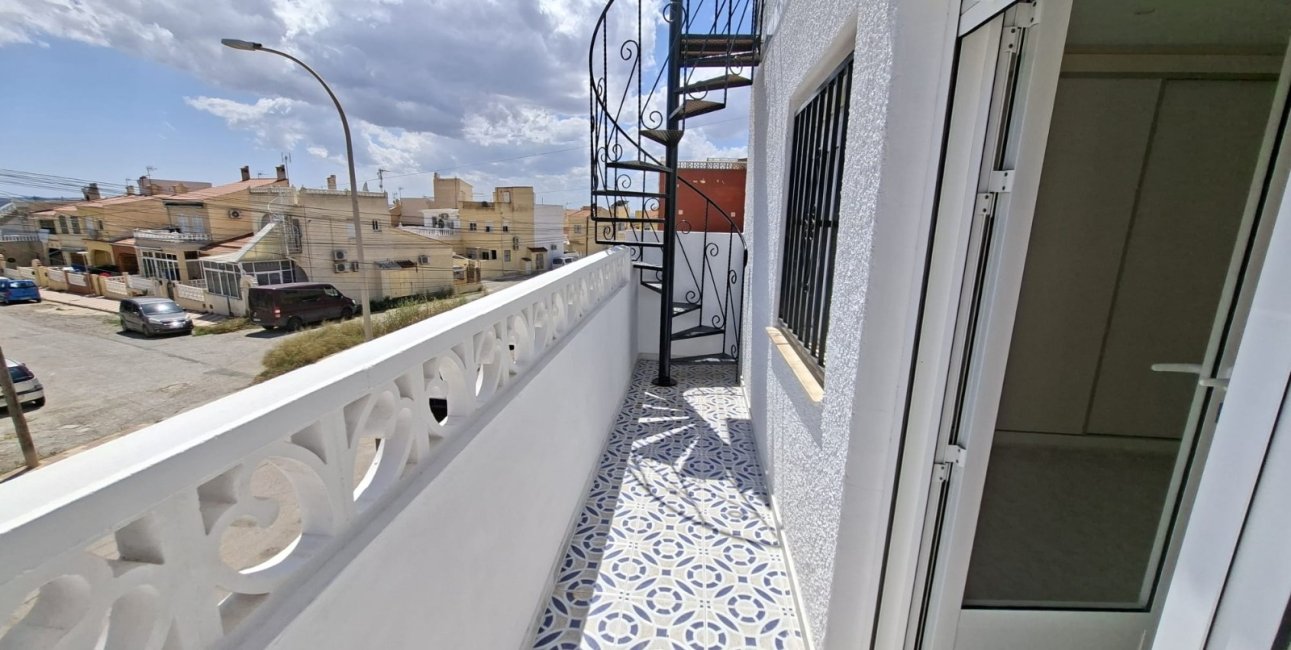 Resale - Townhouse -
La Marina - La Marina - Urbanization