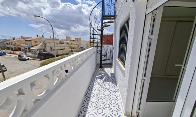 Resale - Townhouse -
La Marina - La Marina - Urbanization