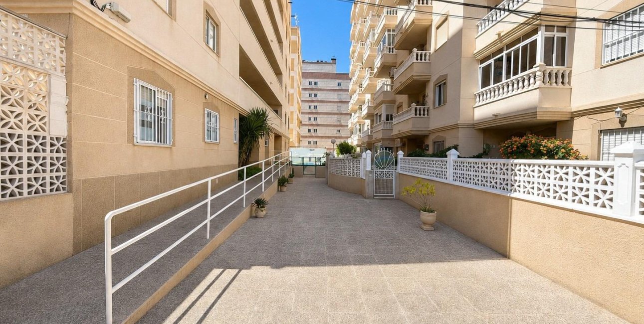 Resale - Apartment / flat -
Torrevieja - Nueva Torrevieja