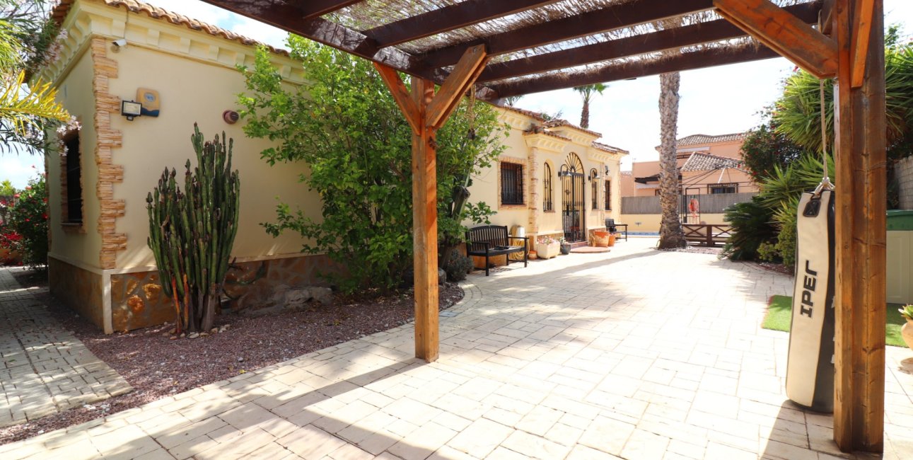 Resale - Villa -
Formentera del Segura - Fincas de La Vega
