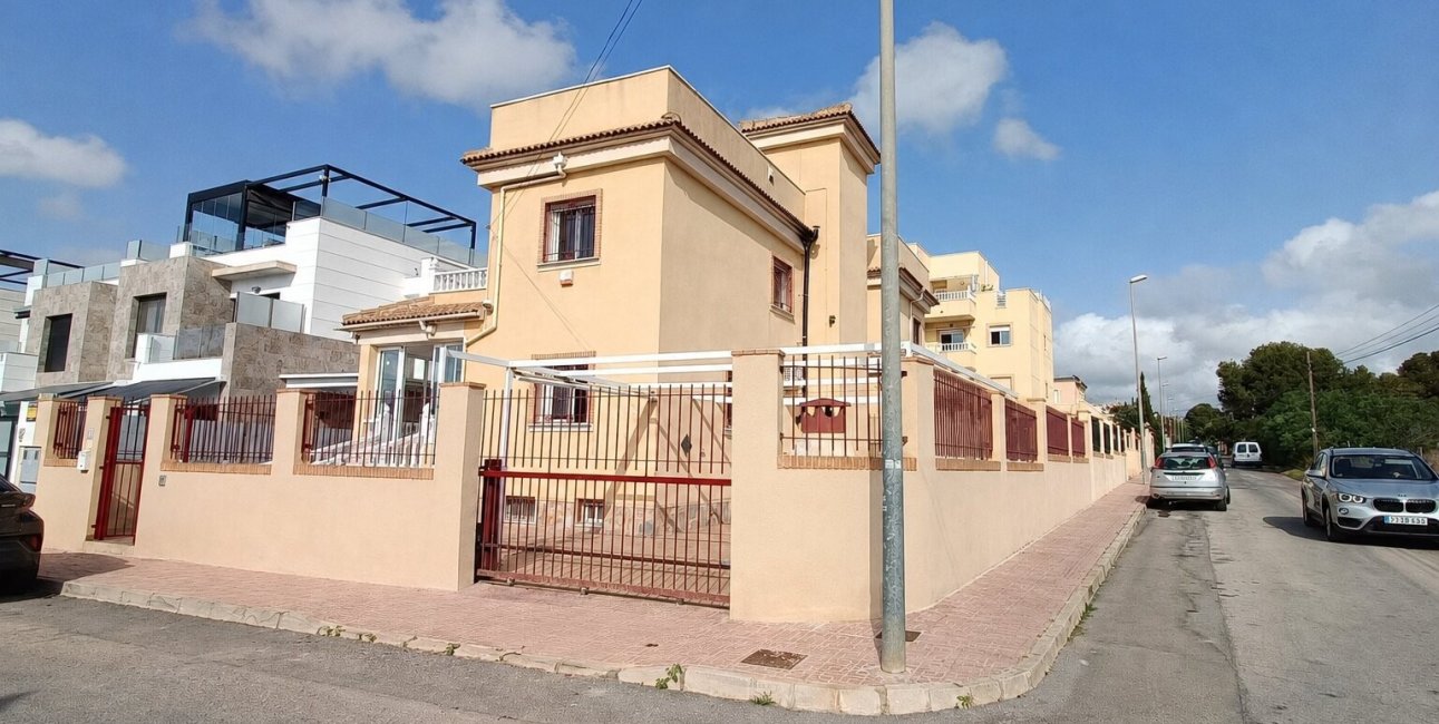 Resale - Villa -
Orihuela Costa - Lomas de Don Juan
