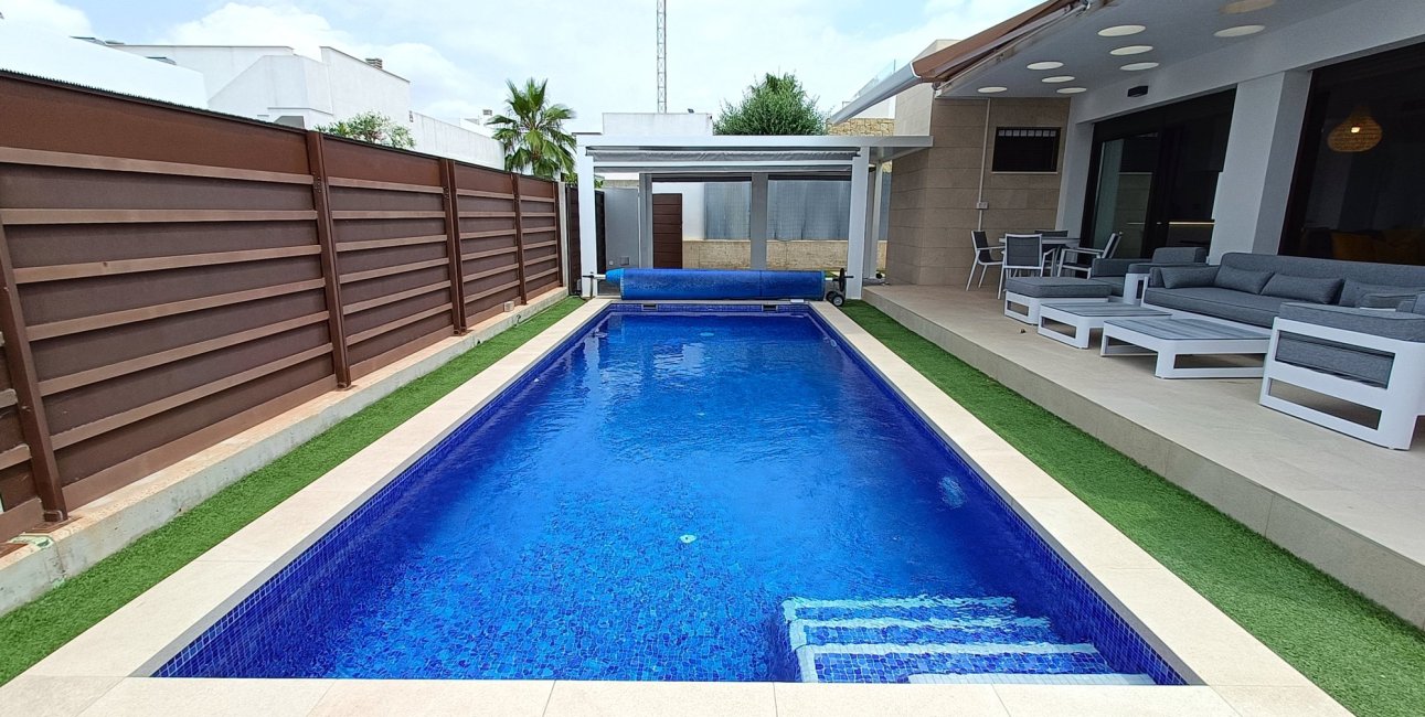 Resale - Villa -
Los Montesinos - Entre Naranjos / Vistabella Golf