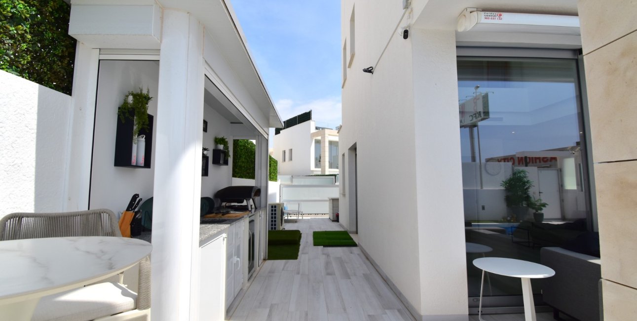 Resale - Villa -
Orihuela Costa - Lomas de Cabo Roig