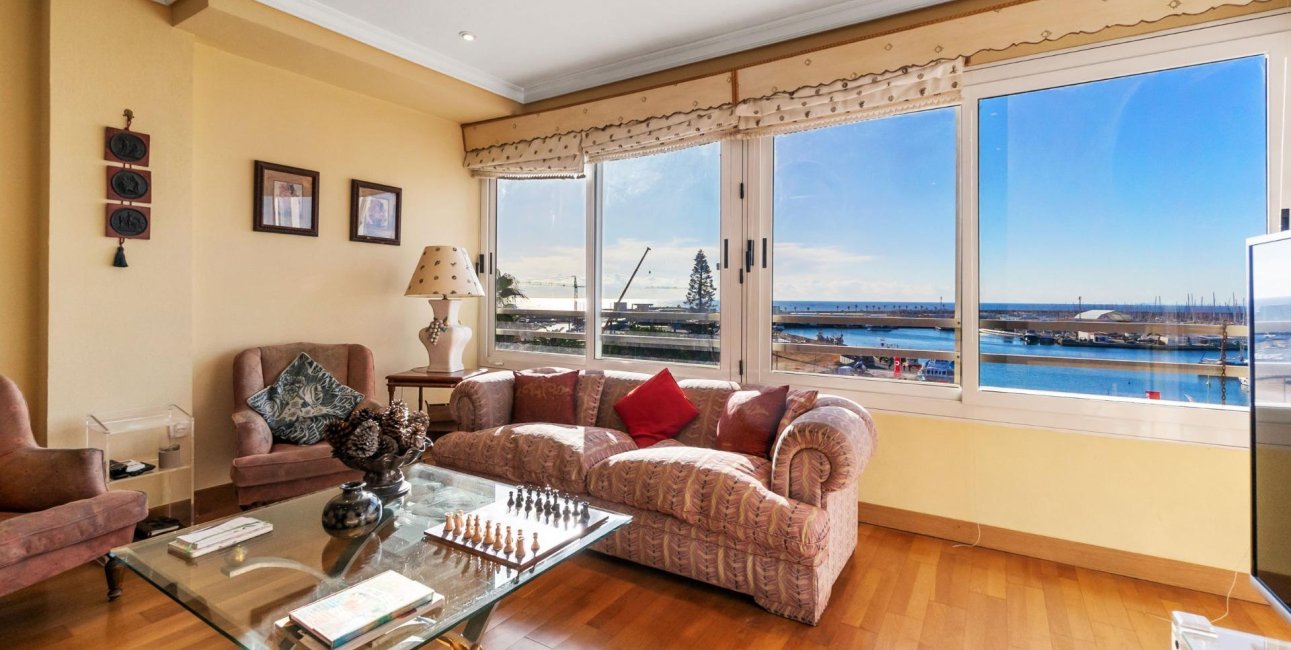 Resale - Apartment / flat -
Torrevieja - Paseo maritimo