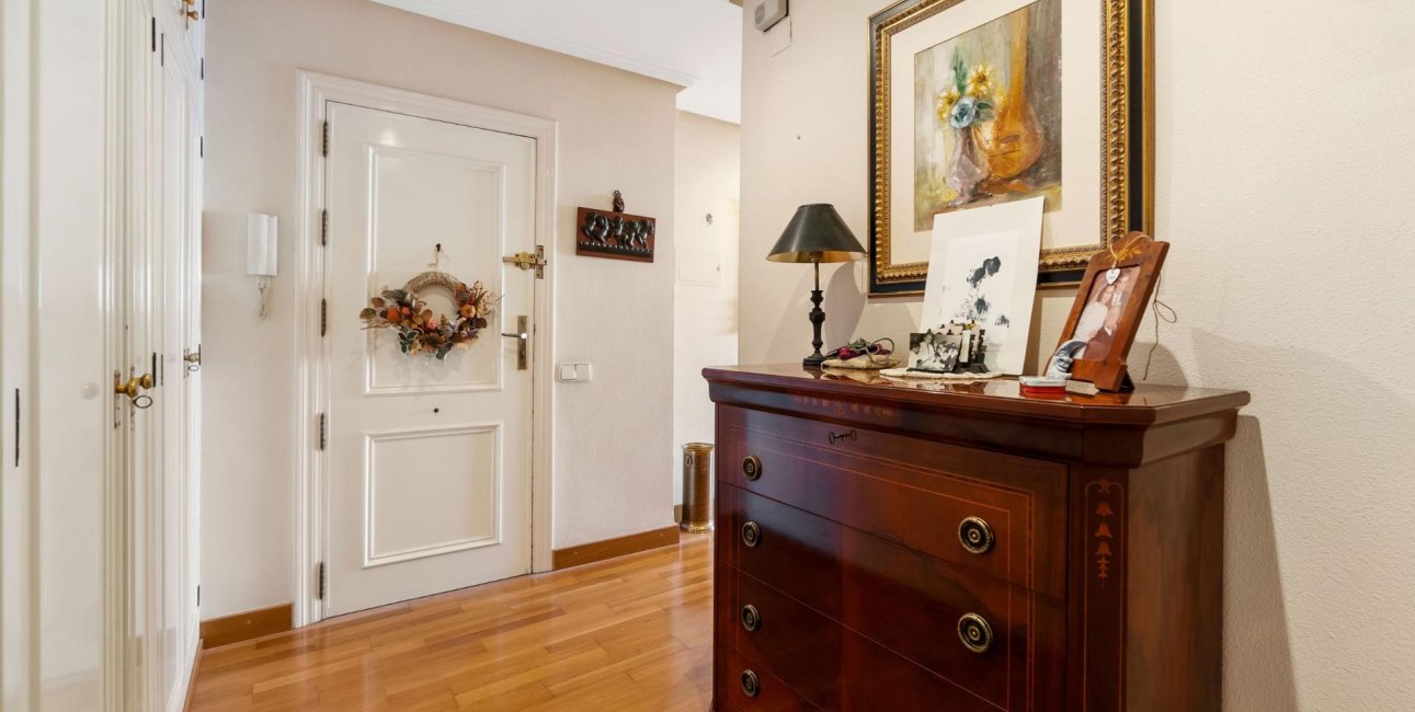 Resale - Apartment / flat -
Torrevieja - Paseo maritimo