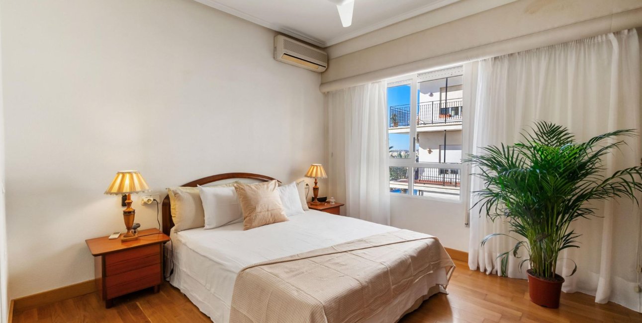 Resale - Apartment / flat -
Torrevieja - Paseo maritimo