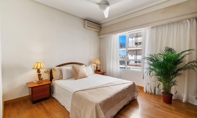 Resale - Apartment / flat -
Torrevieja - Paseo maritimo