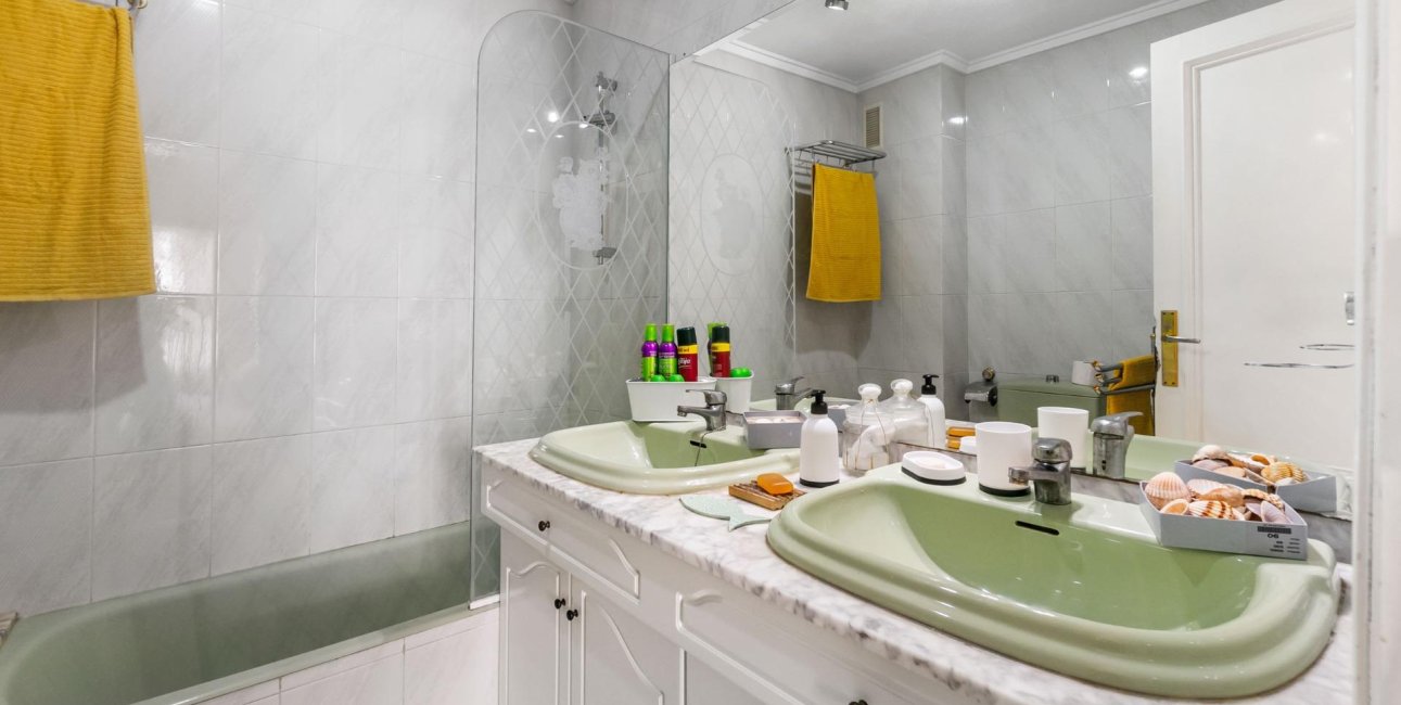 Resale - Apartment / flat -
Torrevieja - Paseo maritimo