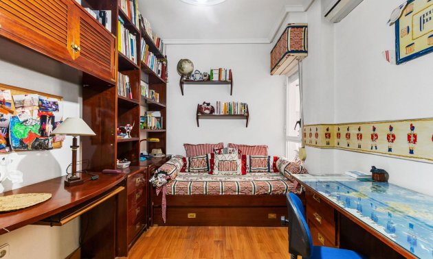 Resale - Apartment / flat -
Torrevieja - Paseo maritimo