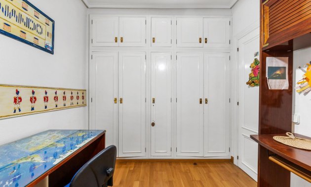 Resale - Apartment / flat -
Torrevieja - Paseo maritimo