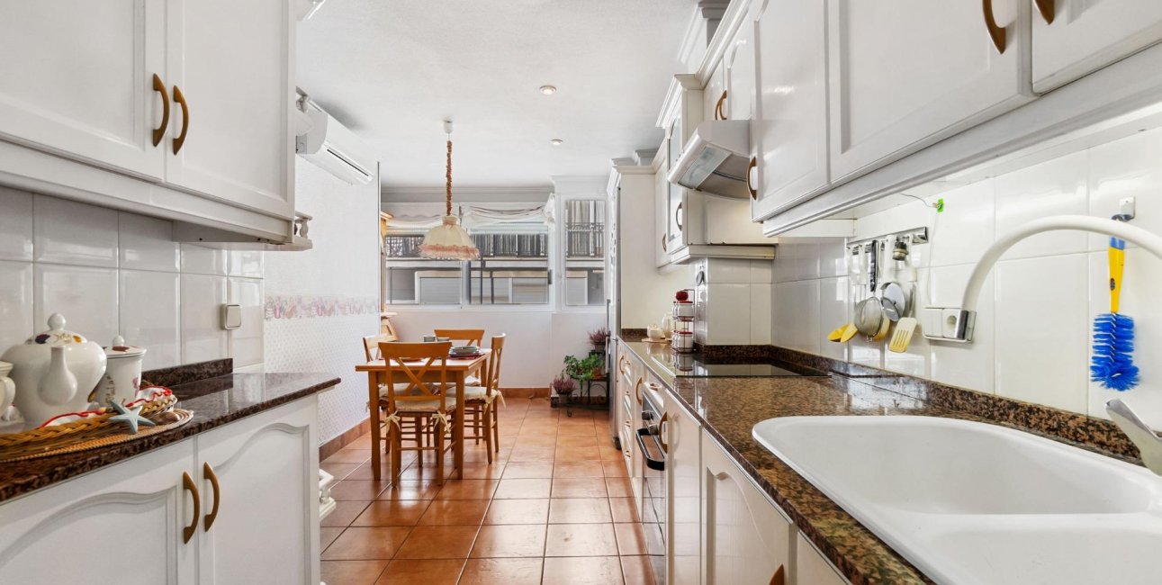 Resale - Apartment / flat -
Torrevieja - Paseo maritimo
