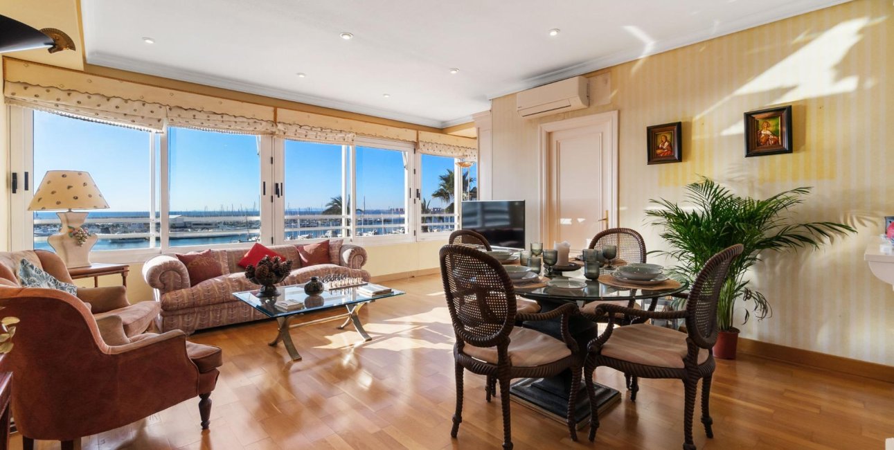 Resale - Apartment / flat -
Torrevieja - Paseo maritimo