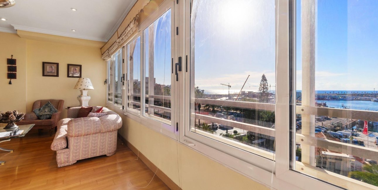 Resale - Apartment / flat -
Torrevieja - Paseo maritimo