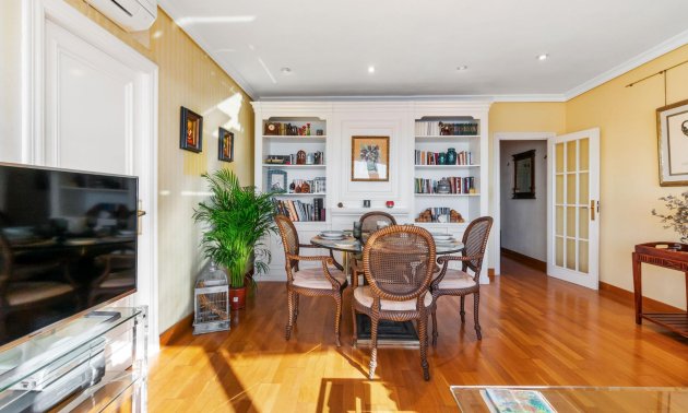 Resale - Apartment / flat -
Torrevieja - Paseo maritimo