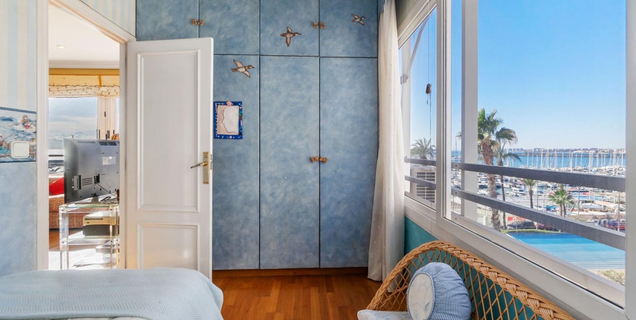 Resale - Apartment / flat -
Torrevieja - Paseo maritimo