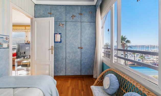 Resale - Apartment / flat -
Torrevieja - Paseo maritimo