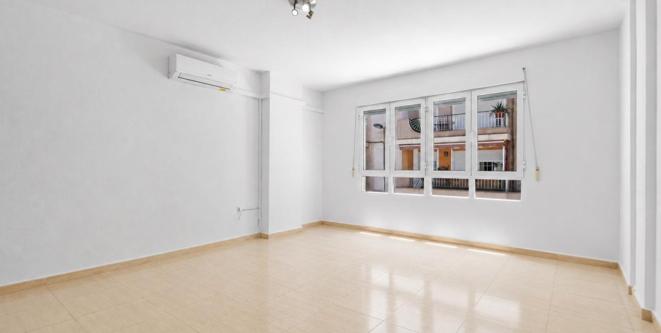 Resale - Apartment / flat -
Torrevieja - Puerto Deportivo