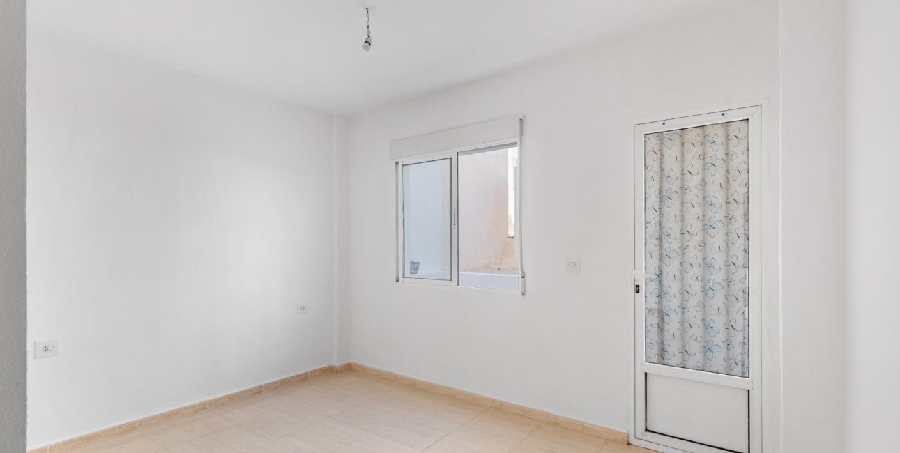 Resale - Apartment / flat -
Torrevieja - Puerto Deportivo