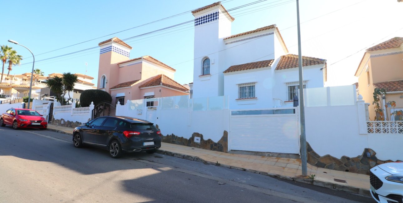 Resale - Villa -
Orihuela Costa - Villamartin