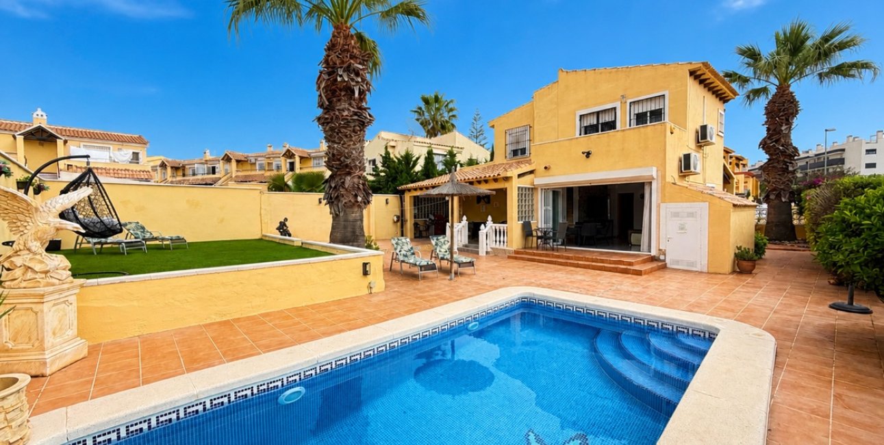 Resale - Villa -
Orihuela Costa - Villamartin