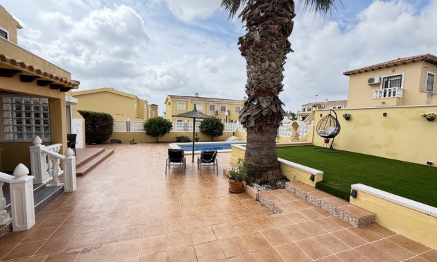 Resale - Villa -
Orihuela Costa - Villamartin