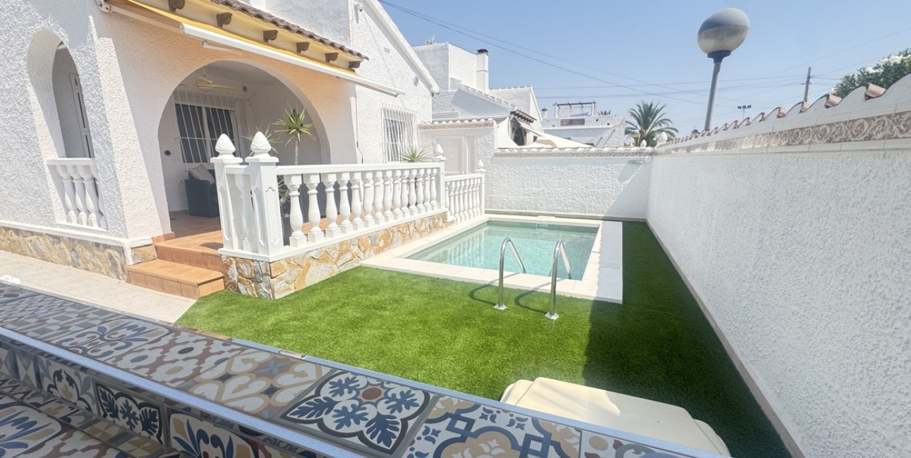Resale - Villa -
Orihuela Costa - Villamartin