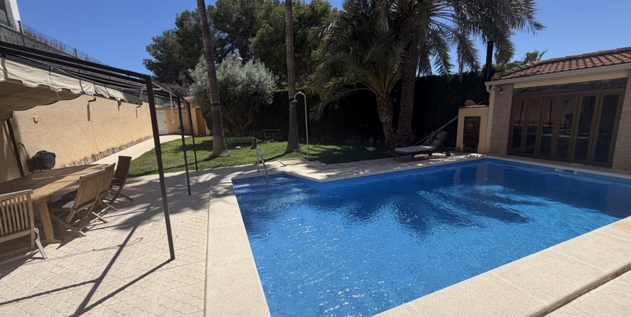 Resale - Villa -
Torrevieja - Los Balcones