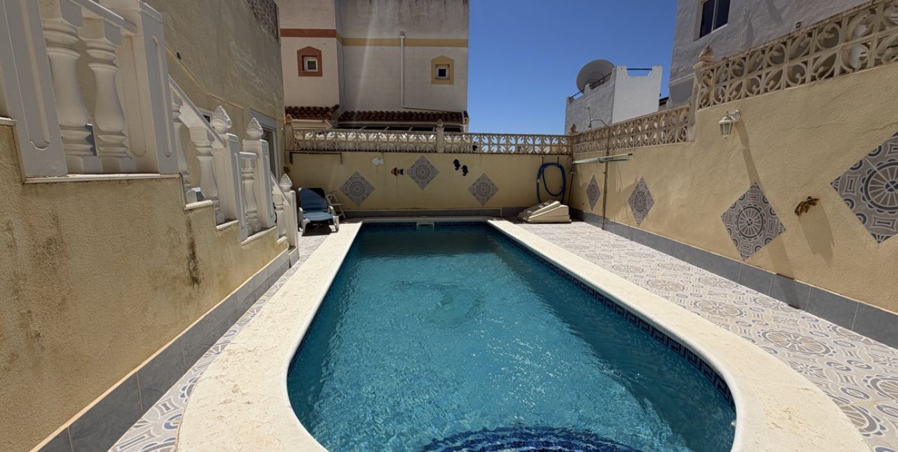 Resale - Townhouse -
San Miguel de Salinas - San Miguel - Town