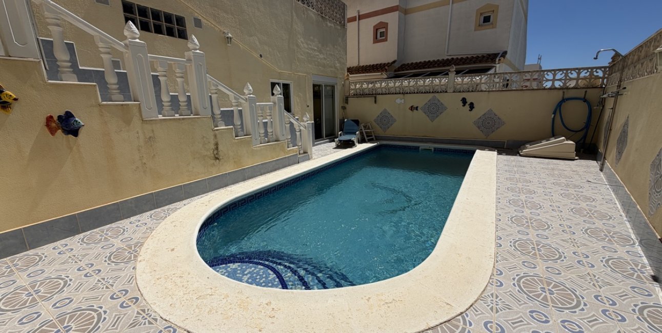 Resale - Townhouse -
San Miguel de Salinas - San Miguel - Town