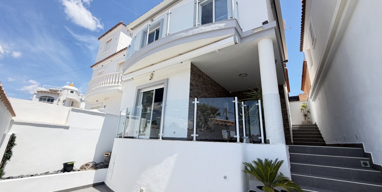 Resale - Villa -
Orihuela Costa - Villamartin