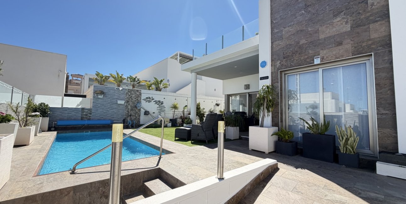 Resale - Villa -
Orihuela Costa - Villamartin