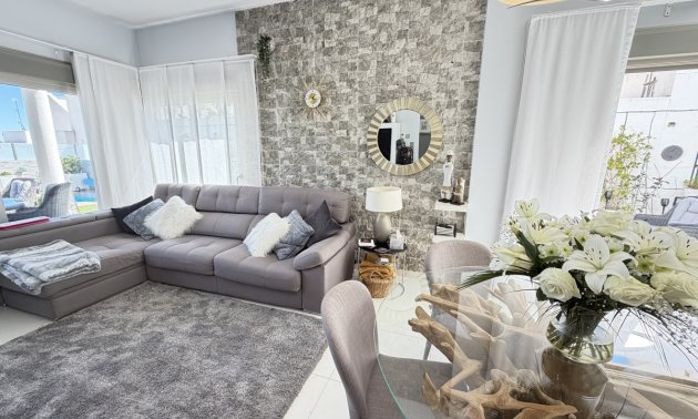 Resale - Villa -
Orihuela Costa - Villamartin