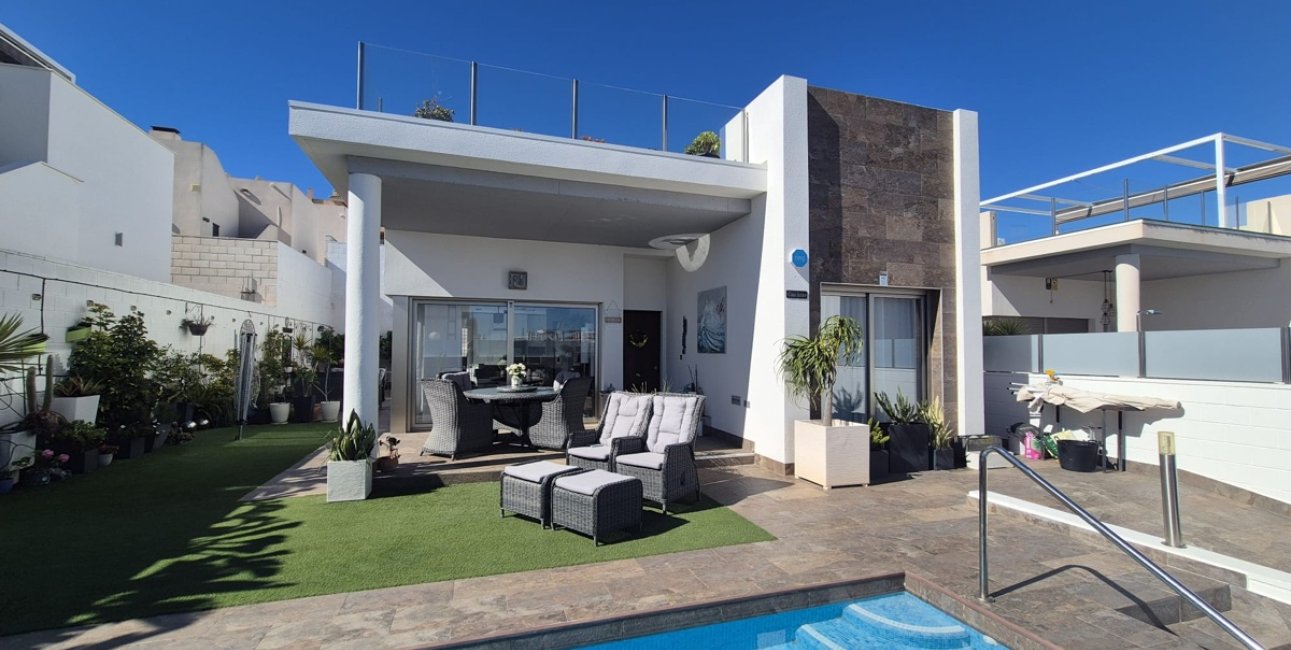 Resale - Villa -
Orihuela Costa - Villamartin
