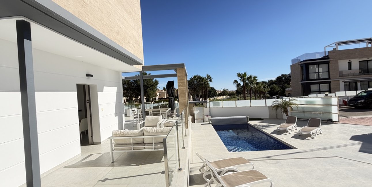 Resale - Villa -
Orihuela Costa - Villamartin