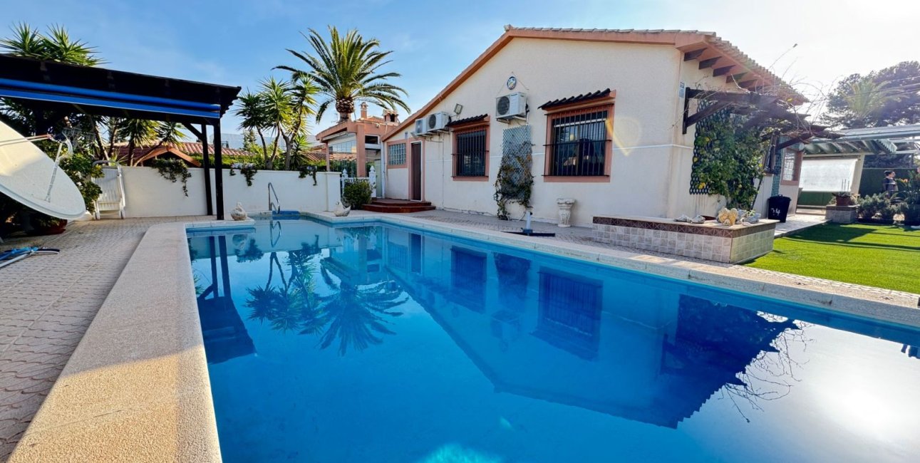 Resale - Villa -
Orihuela Costa - Cabo Roig