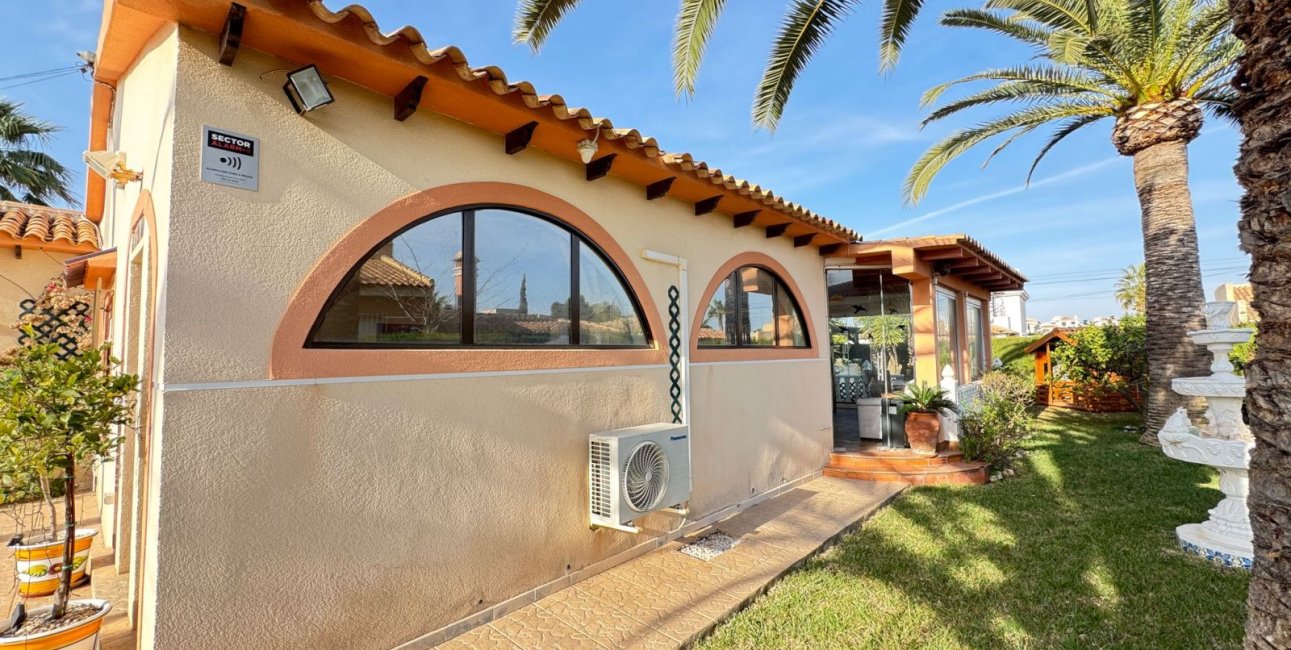Resale - Villa -
Orihuela Costa - Cabo Roig